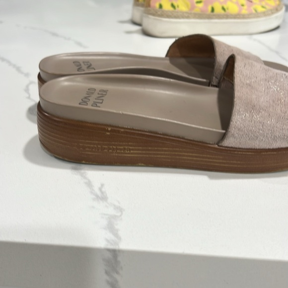 Donald Pliner sandals in gold size 6.5 - Picture 2 of 3